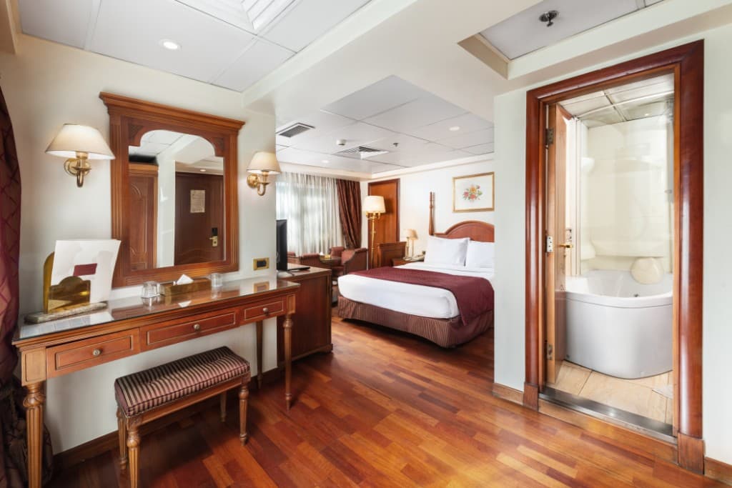 Elegantly appointed cabin suite